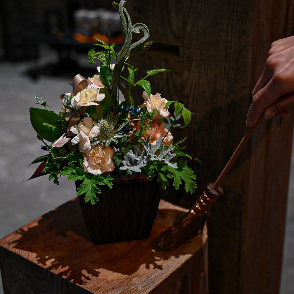 置物の花と周りの清掃
